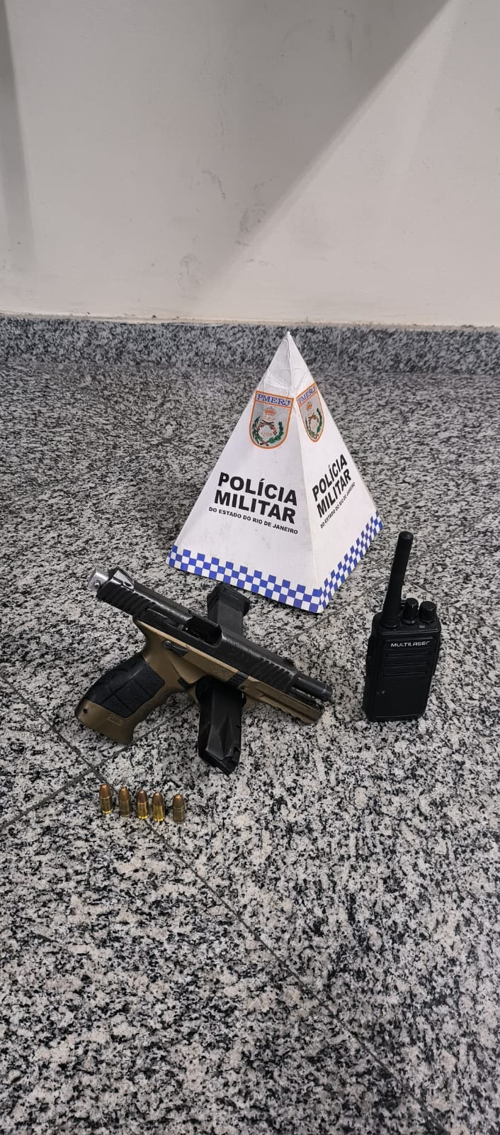 Disque Denúncia ajuda 16° BPM a aprender pistola, rádio transmissor e munições em Vigário Geral